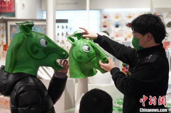 圖為“神馬來了”銅奔馬頭套?！【琶赖┰?攝