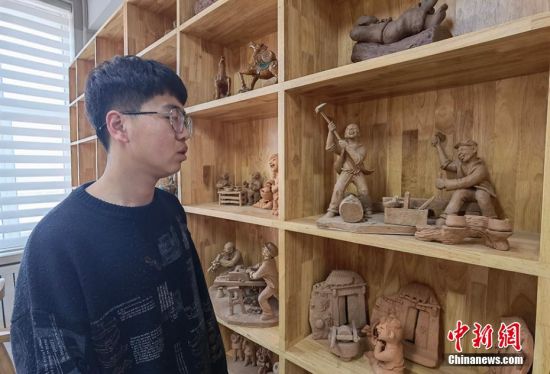 圖為學生介紹作品。 劉玉桃 攝