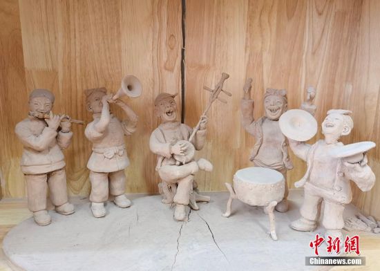 圖為泥塑作品展現人們娛樂場景。 劉玉桃 攝