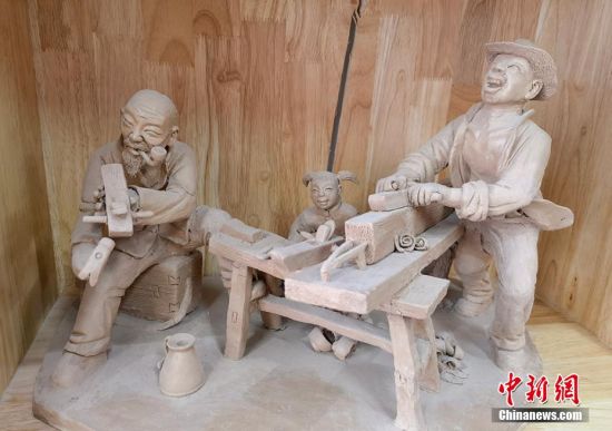 圖為泥塑作品。 劉玉桃 攝