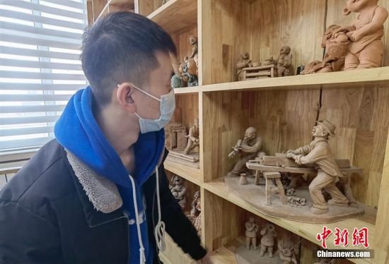 圖為學生欣賞泥塑作品。 劉玉桃 攝