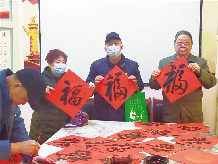 蘭州：“幸福敲門 新春送?！被顒忧榕f家