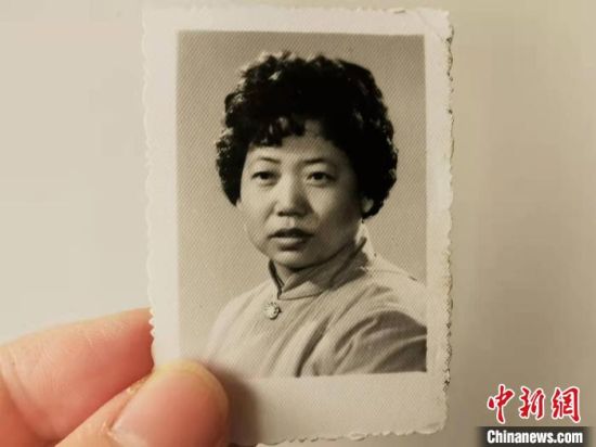 圖為20世紀(jì)80年代，蘭州照相館拍攝的人物肖像照，如今仍然有很多人選擇拍攝這樣的照片留作紀(jì)念?！⊥跄劣?攝