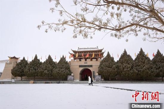 圖為2月17日，游人在鳴沙山月牙泉景區(qū)內(nèi)體驗大漠雪景?！《鼗褪形穆镁止﹫D