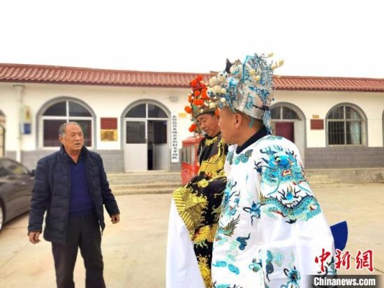 圖為69歲的“苦水高高蹺”國家級傳承人巨海全(左一)，叮囑徒弟們高高蹺練習(xí)技巧要領(lǐng)?！￠Z姣 攝