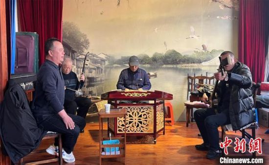 圖為蘭州鼓子愛(ài)好者在傳習(xí)所內(nèi)互相搭檔上臺(tái)演出?！堨下?攝