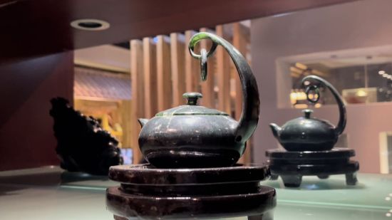 圖為酒泉夜光杯廠里陳列的夜光杯茶藝文化產(chǎn)品——精品懸環(huán)玉壺。王牧雨
