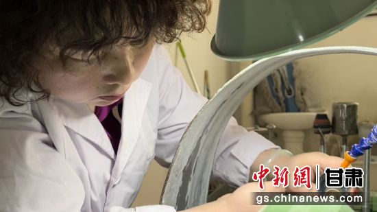 夜光杯制作學(xué)徒謝小琴坦言，雖工作枯燥，但是能夠掌握國家級(jí)非遺技藝是很自豪的。王牧雨 攝