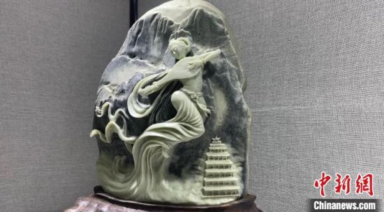 圖為李學(xué)平的玉雕作品?！「攥?攝