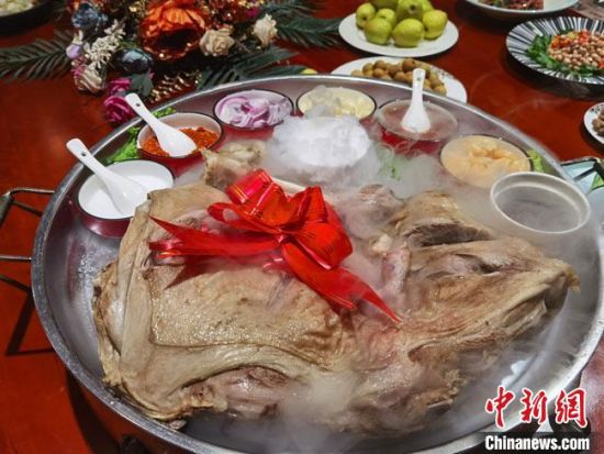 圖為酒泉美食“漢蒸全羊”?！●T志軍 攝