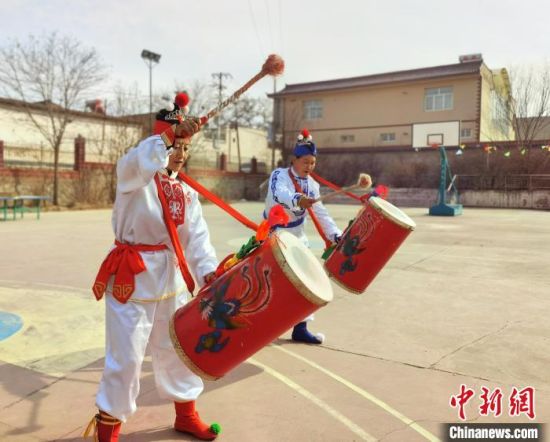 圖為劉玉均(右一)身穿青花服與隊(duì)員一起練習(xí)動(dòng)作?！堟?攝