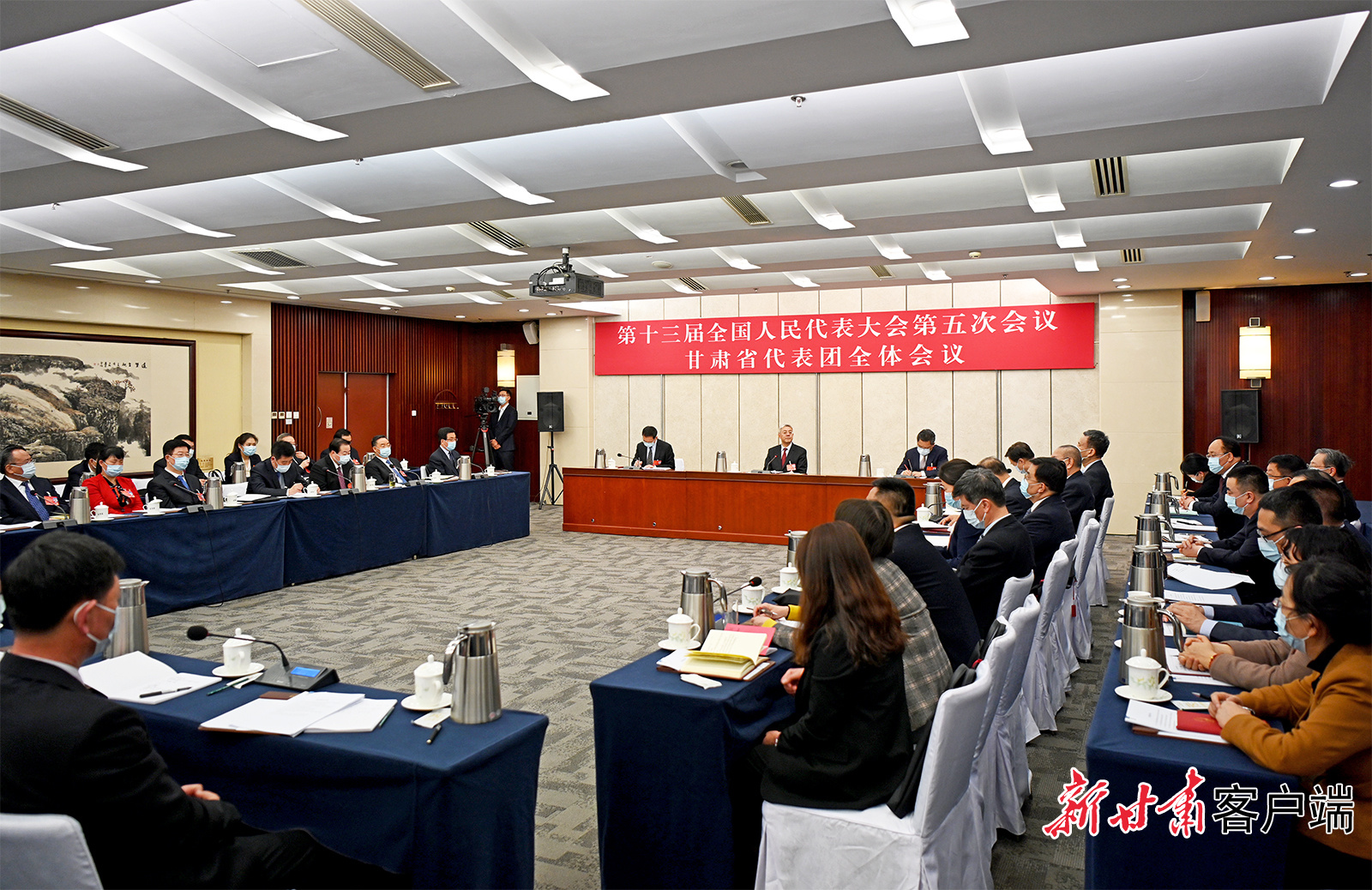 甘肅代表團(tuán)舉行全體會(huì)議，尹弘主持并講話