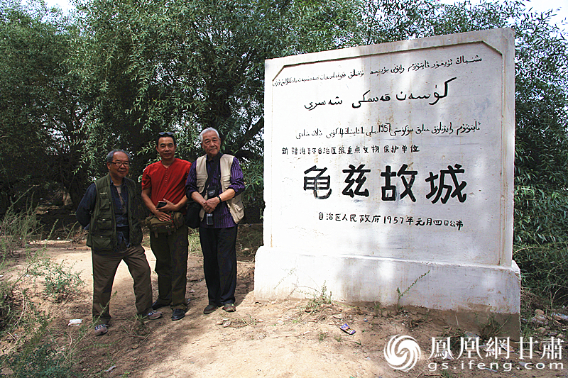 庫車是古代龜茲語，意為“龜茲人的城”，乃絲綢之路重鎮(zhèn)。2016年，蘇朗（右）、文巖（左）等藝術(shù)家前往庫車龜茲故城遺址采風(fēng)。楊文遠(yuǎn) 攝