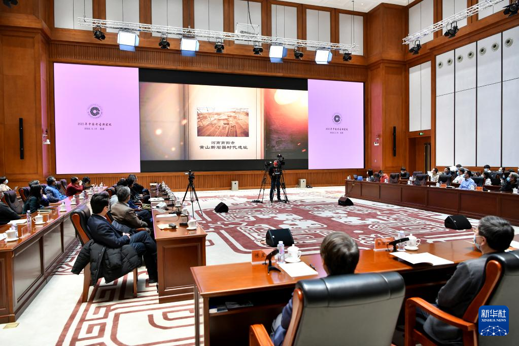 3月18日，在“中國社會科學(xué)院考古學(xué)論壇·2021年中國考古新發(fā)現(xiàn)”上，參會人員觀看宣傳視頻。