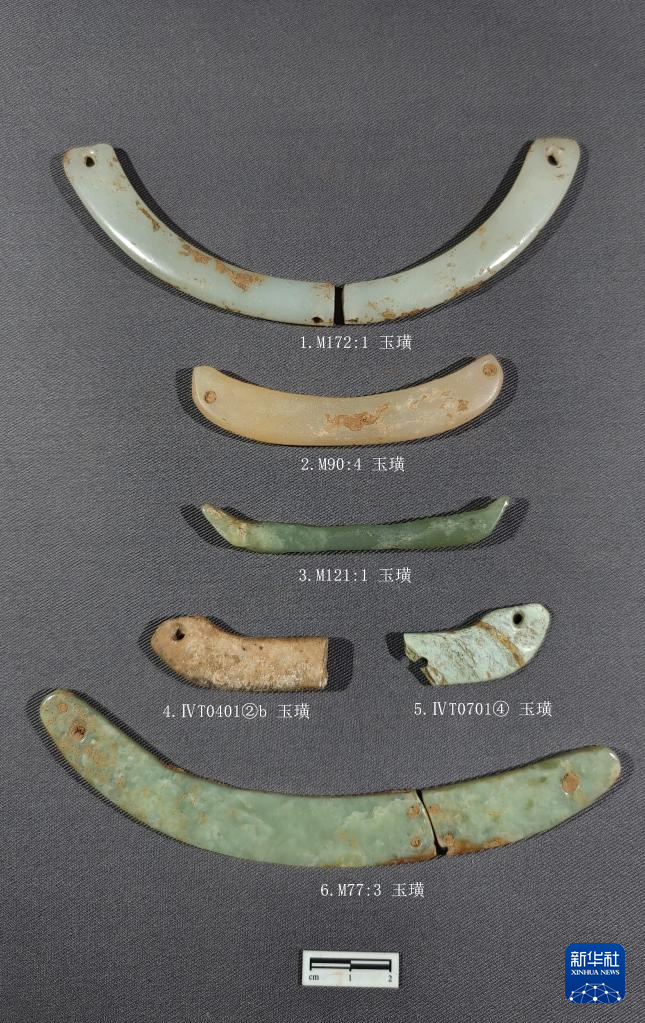 河南南陽市黃山新石器時代遺址出土的屈家?guī)X文化玉璜（資料圖）。