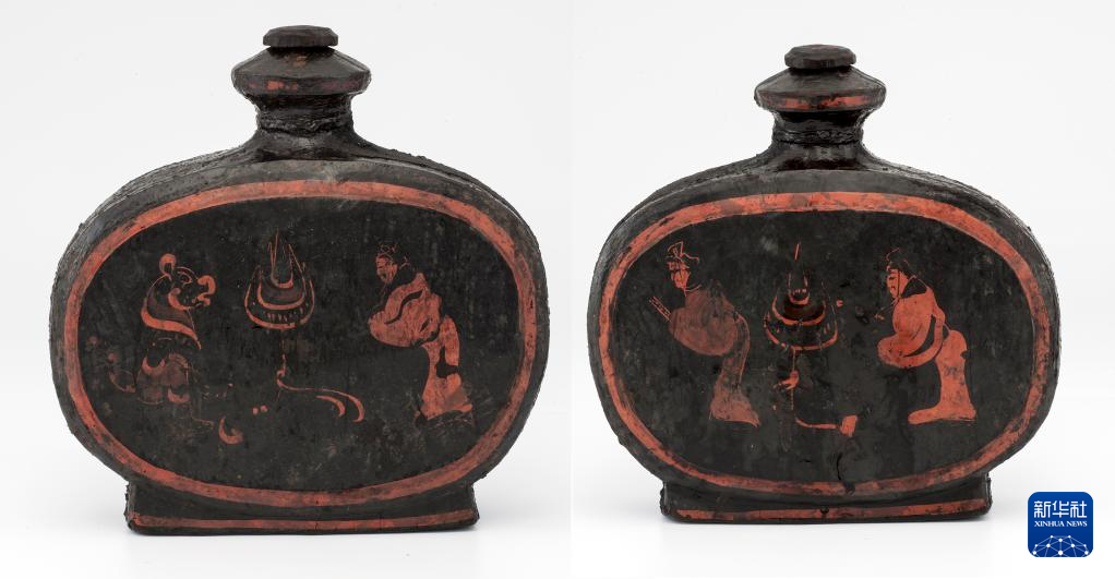 湖北云夢縣鄭家湖戰(zhàn)國秦漢墓地出土扁壺（資料圖）。