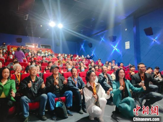 《浴血誓言》主創(chuàng)團(tuán)隊與到場的紅軍后代合影。　陳選斌 攝