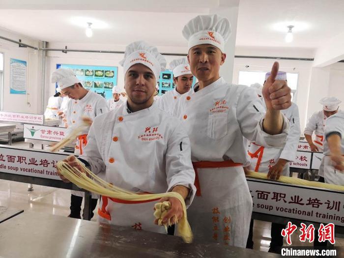 圖為外國留學生學習牛肉面的制作。(資料圖) 史靜靜 攝