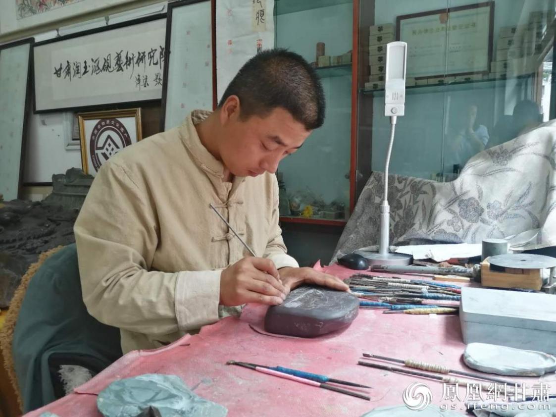洮硯制作技藝第六代傳人、國家藝術基金資助青年藝術家、正高級洮硯雕刻藝術師李江平十年如一日專注于洮硯制作 圖源自網(wǎng)絡