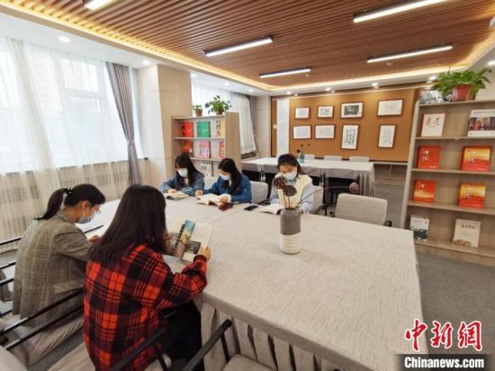 近日，在國網(wǎng)甘肅電力黨校職工書屋，正在舉行青年職工讀書交流活動?！⌒煅?攝