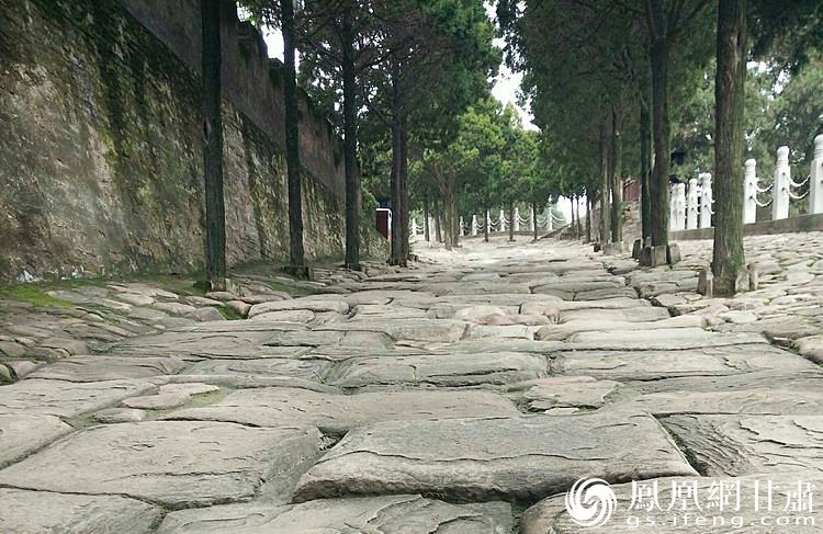 司馬遷祠的山崗下面有一段司馬古道，石條為北宋時(shí)鋪設(shè)，歷經(jīng)800余年的雨水沖刷、風(fēng)化、人走車碾，石條上的車轍印是這里曾經(jīng)繁華的歷史見證，又好像昭示太史公一生的坎坷與悲壯。楊文遠(yuǎn) 攝