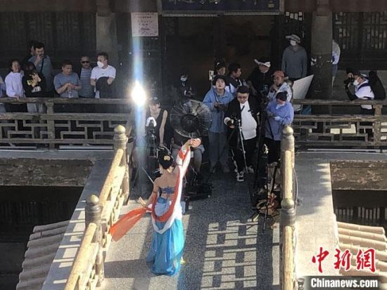 圖為5月以來，“奧大粒”直播現(xiàn)場引游客圍觀。　敦煌市委宣傳部供圖