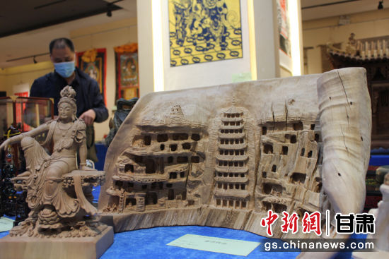 連日來，甘肅省工藝美術(shù)行業(yè)評審認(rèn)定工作會議在蘭州舉行。圖為以敦煌莫高窟為題材的木雕作品《守護(hù)》。徐雪 攝