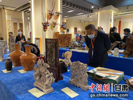 來自全省的近800件作品進(jìn)入專家評審環(huán)節(jié)，作品涵蓋雕塑雕刻、漆器、工藝花畫等多個類別。徐雪 攝