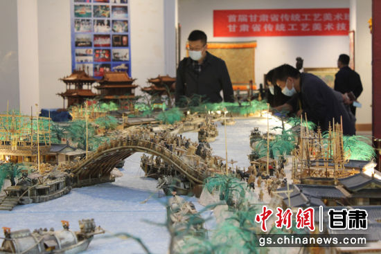 圖為參評作品牦牛角立體微雕“清明上河圖”。徐雪 攝