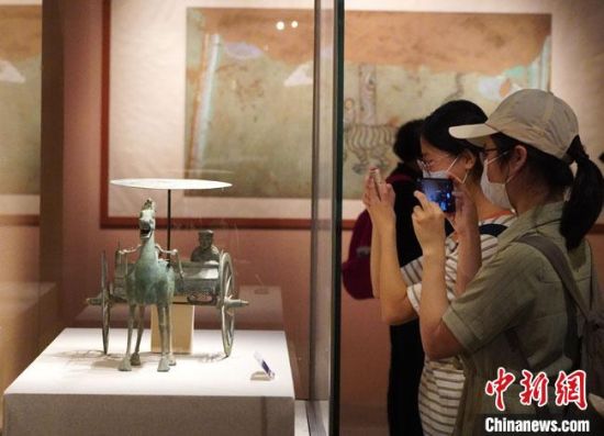 圖為參觀者參觀“大道攸歸：五涼文化展”展陳文物?！【琶赖┰?攝