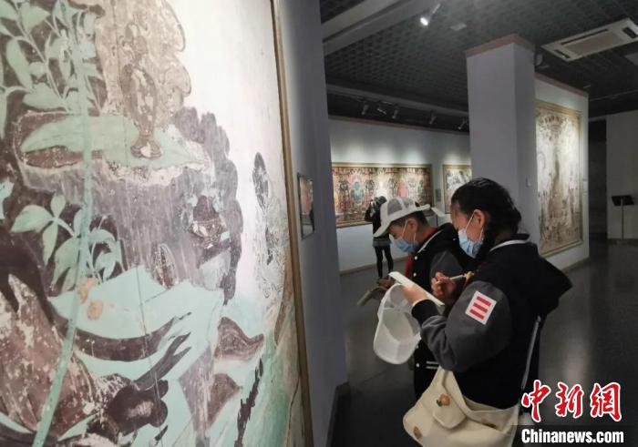 圖為學(xué)生參觀敦煌藝術(shù)館。(資料圖) 蘭州大學(xué)附屬學(xué)校供圖