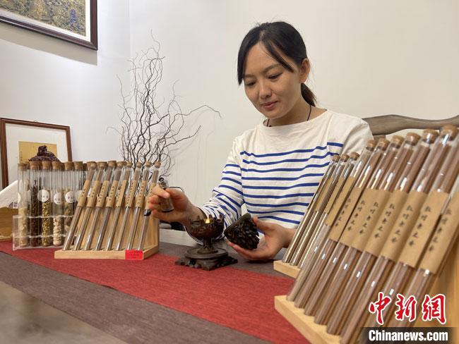 圖為魯雯展示燃香禮儀?！「攥?攝