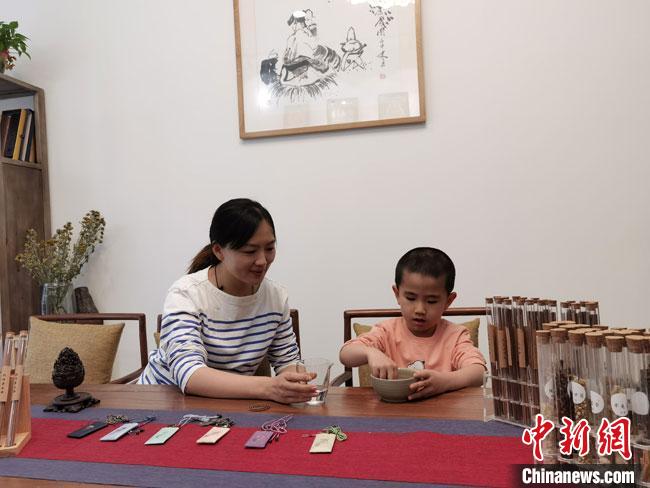 圖為魯雯為小學(xué)員授課和培訓(xùn)?！●T志軍 攝