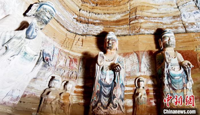 北石窟寺窟內(nèi)造像因受水顯得斑駁?！“瑧c龍 攝