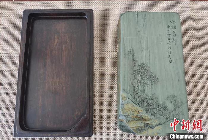圖為甘肅甘南州洮硯藝人為提升洮硯文化內(nèi)涵，制作“一盒一拓”成品展示。(資料圖) 張婧 攝