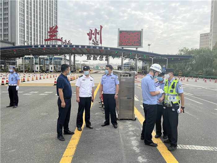 7月13日，蘭州市紀(jì)委監(jiān)委第四監(jiān)督檢查室聯(lián)合市紀(jì)委監(jiān)委派駐市公安局紀(jì)檢監(jiān)察組檢查環(huán)蘭檢查站疫情防控措施落實情況。.jpg