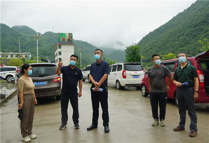 7月13日，隴南市徽縣紀(jì)檢監(jiān)察干部到嘉陵火車站督查疫情防控工作。張麗娟 攝.JPG