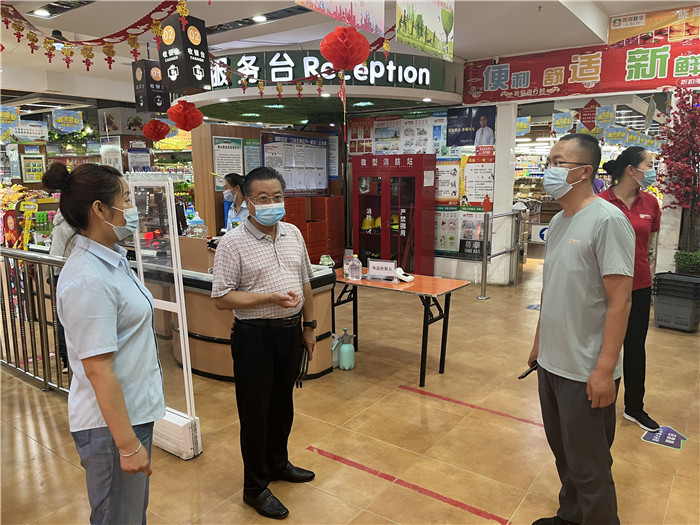 7月15日，酒泉市玉門市疫情防控督查組在隴商聯(lián)華超市監(jiān)督檢查疫情防控措施落實情況。 .jpg