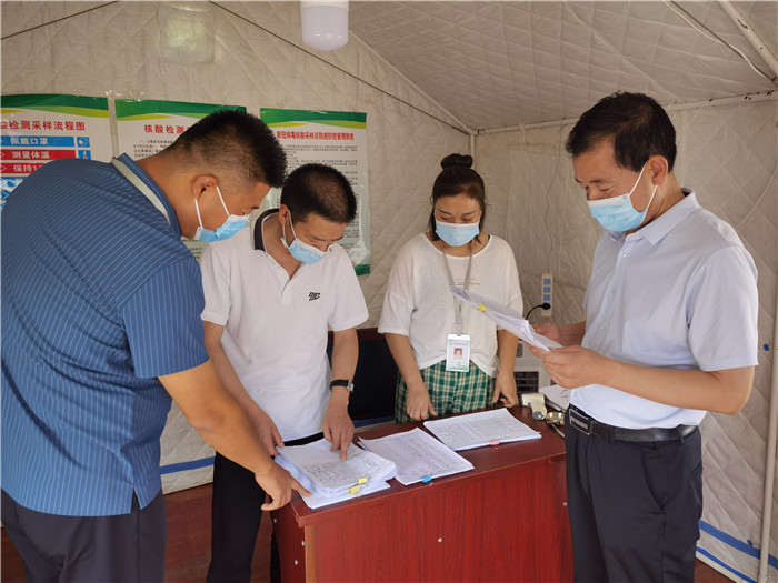7月18日，慶陽市紀(jì)委監(jiān)委督查組在慶陽汽車北站了解來慶返慶人員信息登記、四級網(wǎng)格落實等疫情防控措施落實情況。 張霖森 攝.jpg