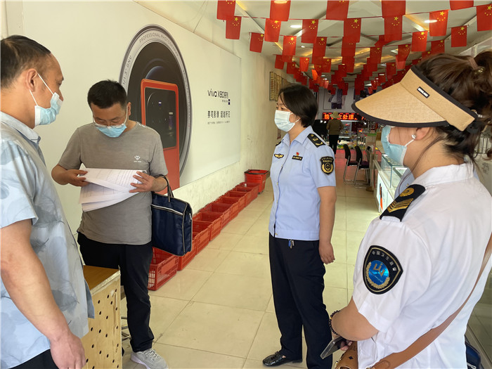 7月20日，定西市漳縣紀(jì)委監(jiān)委駐縣衛(wèi)生健康局紀(jì)檢監(jiān)察組抽調(diào)縣市場監(jiān)管局、衛(wèi)建局工作人員,深入新寺鎮(zhèn)萬家超市查看人員出入登記、環(huán)境消殺等。 蔣湘濤 攝.jpg