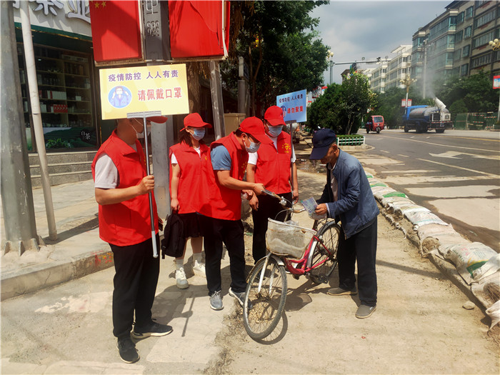 7月21日，定西市通渭縣紀(jì)委監(jiān)委機(jī)關(guān)志愿者在城區(qū)開展“不聚集、戴口罩”志愿活動。.jpg