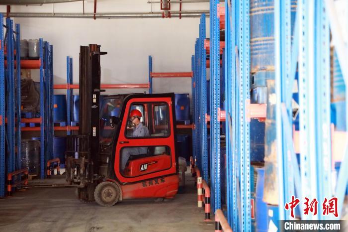 圖為甘肅省危險(xiǎn)廢物處置中心危險(xiǎn)廢物儲(chǔ)存庫(kù)?！∥航ㄜ?攝