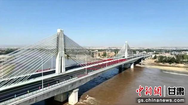 圖為靖遠(yuǎn)金灘黃河大橋航拍圖。靖遠(yuǎn)縣委宣傳部供圖