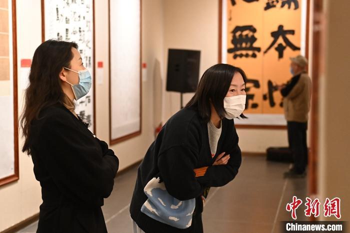 圖為甘肅蘭州，參展書法作品吸引參觀者。 中新社記者 李亞龍 攝