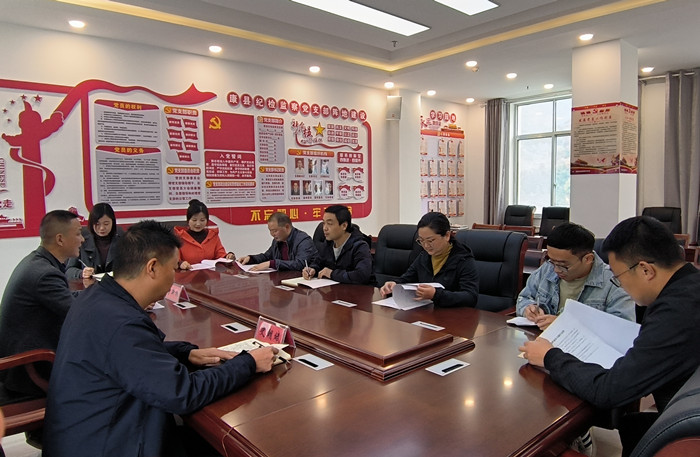 10月19日，康縣紀委監(jiān)委組織部分班子成員，辦公室、信訪室、案管室、審理室、紀檢監(jiān)察室等相關工作人員開展黨的二十大報告專題討論。.jpg