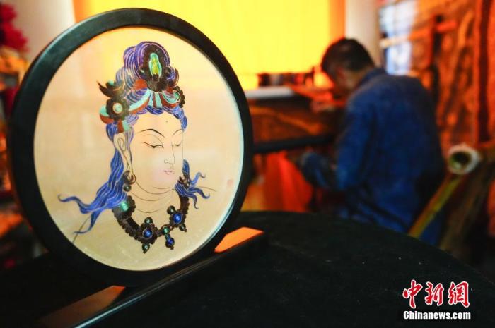 圖為劉云帆所創(chuàng)作的敦煌元素刺繡作品。 中新社發(fā) 謝秉錫 攝