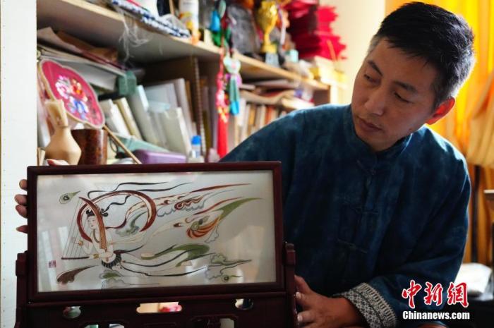 圖為劉云帆展示敦煌元素的刺繡作品。 中新社發(fā) 謝秉錫 攝