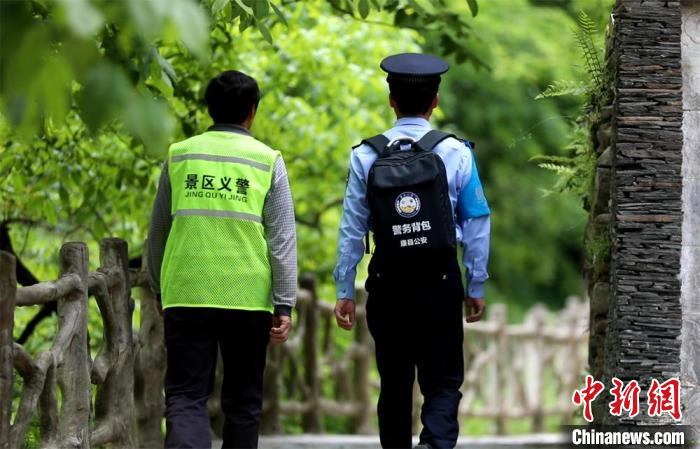 圖為民警背警務(wù)小包在轄區(qū)景區(qū)開展工作。(資料圖) 甘肅省公安廳供圖
