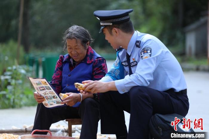 圖為民警背警務(wù)小包給民眾宣講政策。(資料圖) 甘肅省公安廳供圖