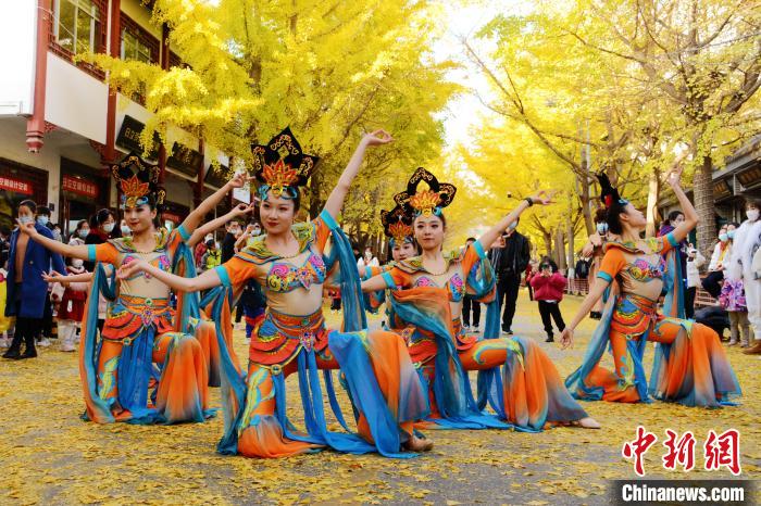 圖為秦州區(qū)文旅局組織的舞蹈隊(duì)帶來的舞蹈《絲路》。　秦州區(qū)委宣布供圖